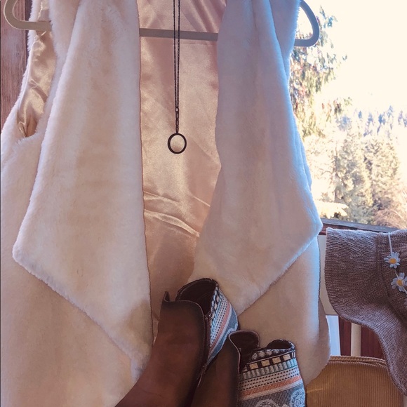 Fuzzy vest - Picture 4 of 5